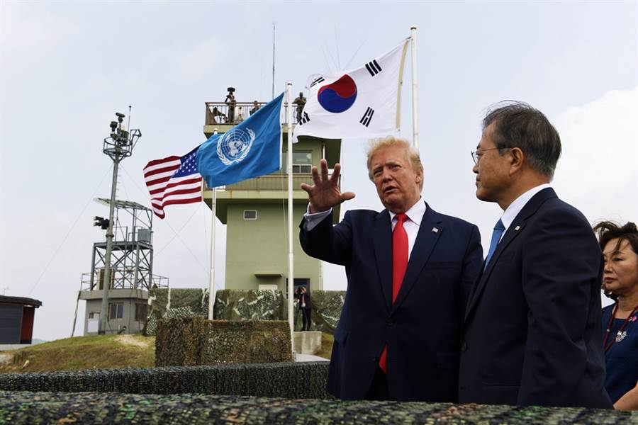 美國總統川普與南韓總統文在寅30日下午前往南北韓非軍事區（DMZ）視察。（圖／美聯社）