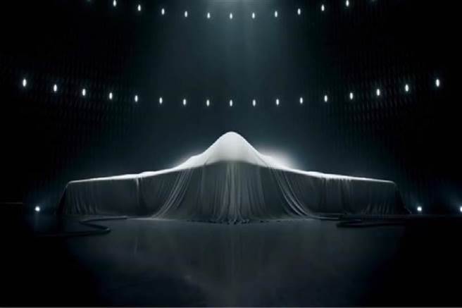 大陆西安飞机公司宣传片最后出现可能是轰-20隐形轰炸机的画面，美方情报也证实中共确在研发隐形战略轰炸机。（图／西安飞机公司《大国起飞》片截图）