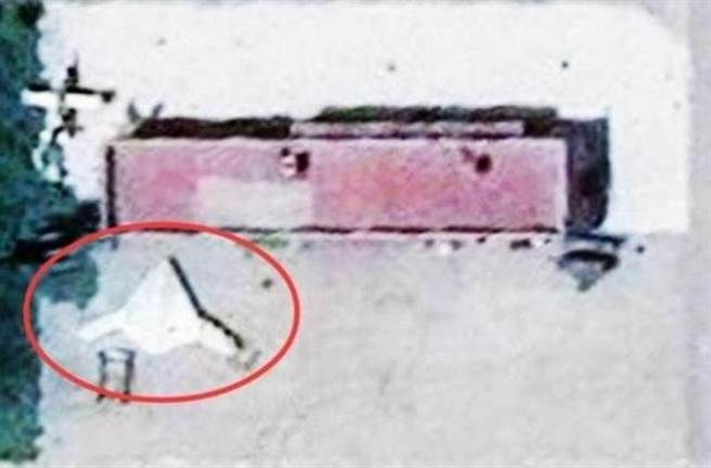 可能是轰-20停在维护机房前卫星照片。（图／网路）