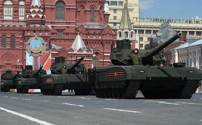 俄罗斯主战坦克阿玛塔性能优异，有许多革命性设计，甚至在坦克内设有厕所。（图／卫星通讯社）