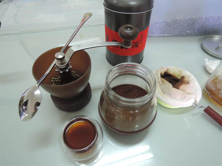 鹿草鄉農會也正開發「秋葵咖啡」，氣味色澤與咖啡相似，但不含咖啡因，期望能打造另一項秋葵飲品。（張毓翎攝）