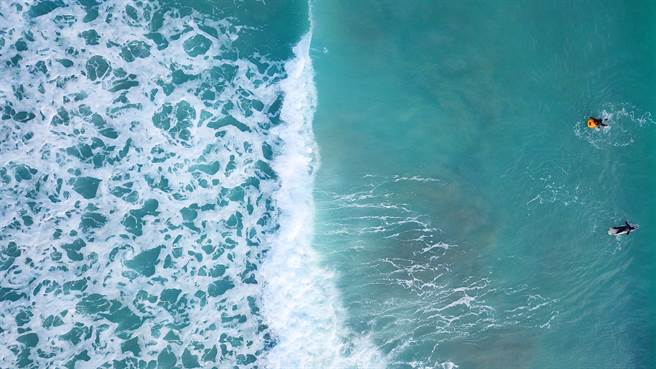 海边玩空拍机拍妻小 一升空父吓坏(示意图/达志影像)