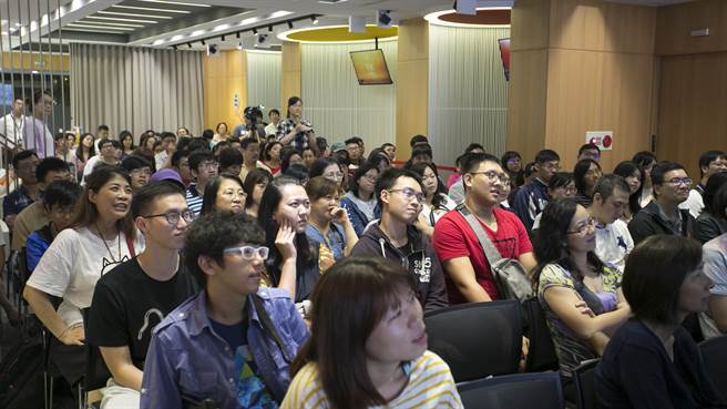 冯翊纲幽默风趣的说话风格，逗得听眾哄堂大笑，座谈现场绝无冷场。