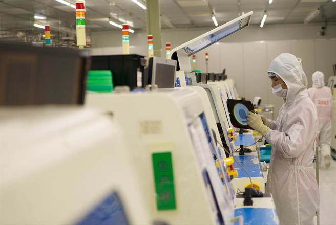 大陆晶片生产方面的进步很大程度上是与台湾企业合作的结果，现在大陆发展环境却比台湾好得多。（图／新华社）