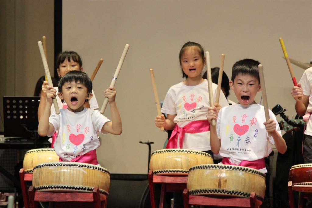中華民國兒童慈善協會邀請74位中重度聽損兒童舉辦音樂會，他們以太鼓、木琴、烏克麗麗、爵士鼓等樂器演奏14首曲目，吸引全場爆滿的聽眾到場欣賞。（兒慈提供）