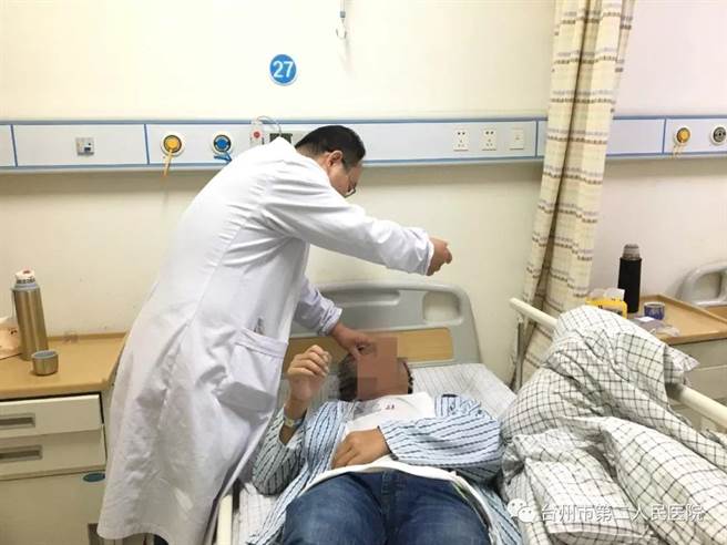 陈文斌主任在给小赵做检查。(翻摄搜狐健康)