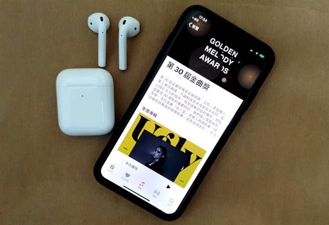 iPhone XS Max与新AirPods(无线充电版）。（图／黄慧雯摄）
