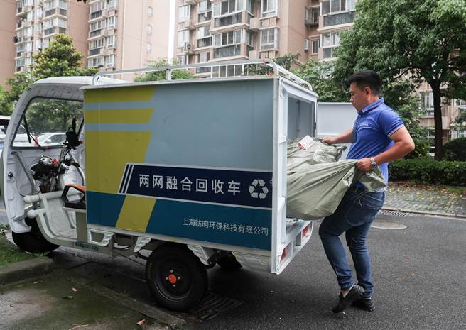 複雜的垃圾分類措施還附帶罰則，引發民眾高度焦慮，卻也因而催生出代收垃圾網約工，月收入可以破萬元人民幣。（圖／新華社）