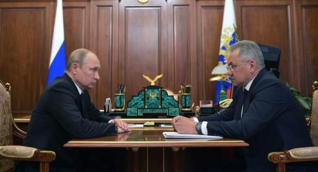 俄罗斯发生深潜器失火事故造成14人死亡，俄总统普丁立即召来国防部长绍依古（图右）了解状况，面色极为凝重。（图／卫星通讯社）