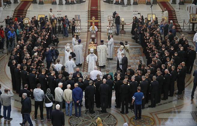 俄罗斯海军为失事深潜器海员举行宗教性的追悼仪式，普丁称罹难者有2名俄罗斯英雄与7名一级舰长，是国家重大损失。（图／美联社）