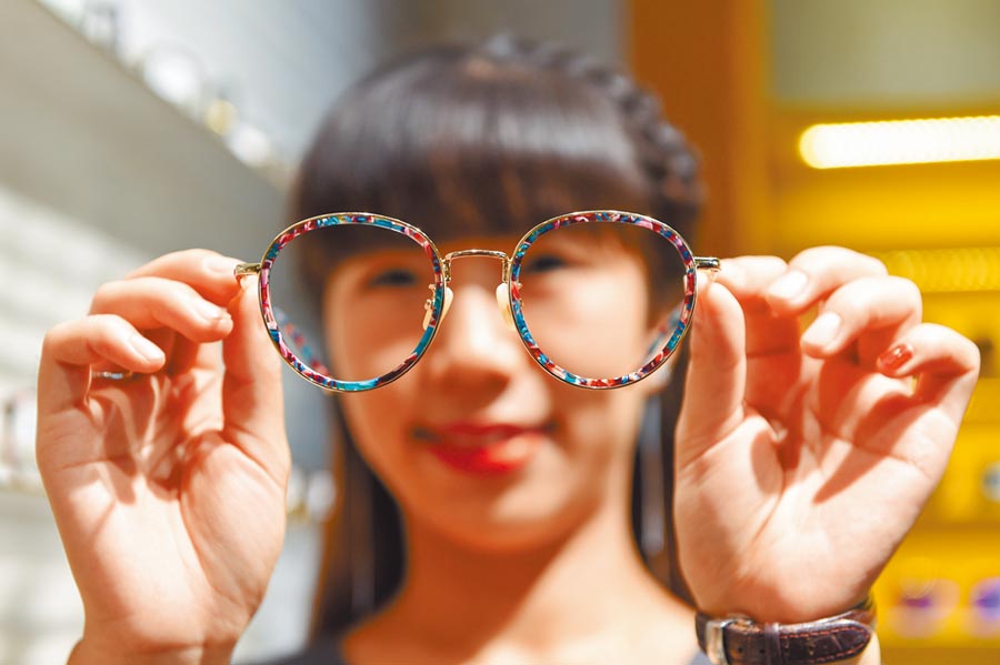 Glasses china. В Китае все в очках. Все в Китае носят очки.