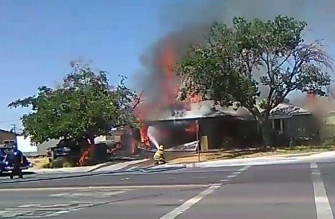 美國國慶日不平靜！加州里奇雷斯特市（Ridgecrest）6.4強震後有民宅起火，消防人員急忙救火。(圖/美聯)