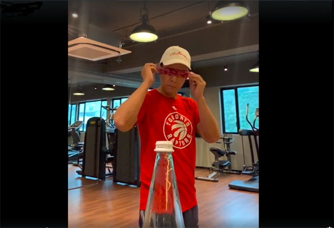 甄子丹在臉書上發布踢瓶蓋挑戰影片，帥氣獨霸秒殺西洋動作明星。（圖／甄子丹臉書）