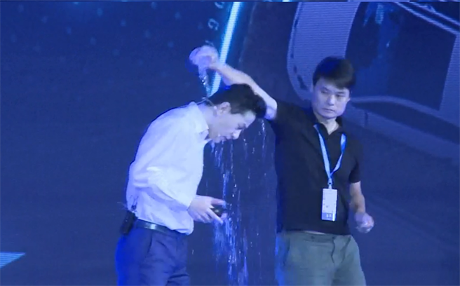 大陆网路巨头百度创始人李彦宏在演讲现场遭一男子当场以水淋头，该男子事后遭处5日行政拘留。（图／网路直播视频截图）