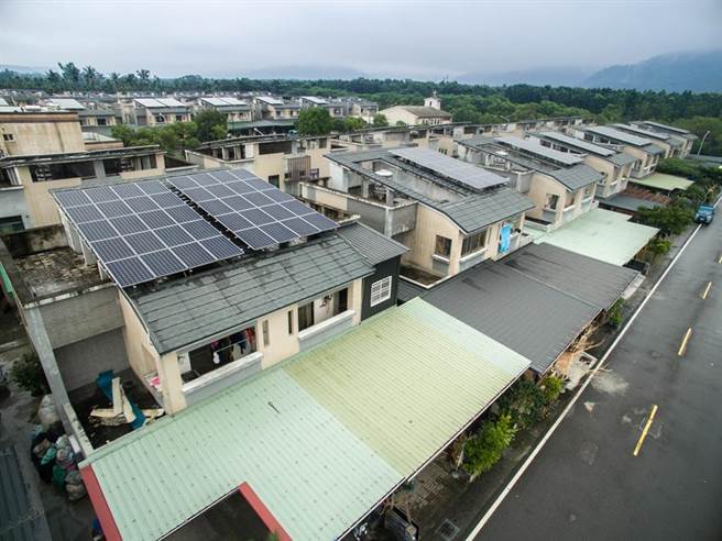 地面型太陽光電面臨土地整合不易，經濟部決定把屋頂型目標翻倍，減輕地面型開發壓力，讓2025年裝置量不跳票。經濟部提供