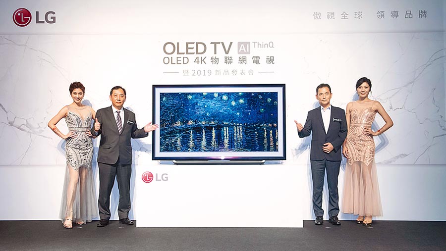 LG發表77吋4K OLED電視搶市，售價訂為64.9萬元。圖左二台灣樂金家電營銷部資深副總經理羅時景、右二為台灣樂金家電營銷部副總經理鄭永彬。圖／業者提供