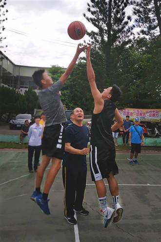 暑假青少年籃球比賽 嘉義縣警察局長來開球