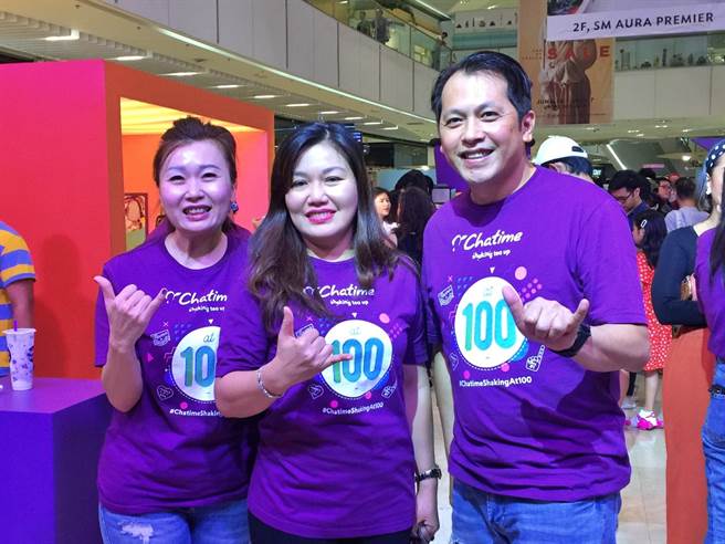 六角6日於菲律賓馬尼拉SM Aura Premier購物中心舉行「Chatime日出茶太」菲律賓百店歡慶活動，右起為六角董事長王耀輝、加盟商暨菲律賓第一夫人阿旺賽納（Honeylet Avancena）、執行副總王麗玉。（林資傑攝）