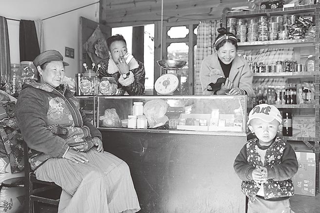 60歲祖母與孩子們一家人在瀘沽湖自家小超市裡。（中新社資料照片）