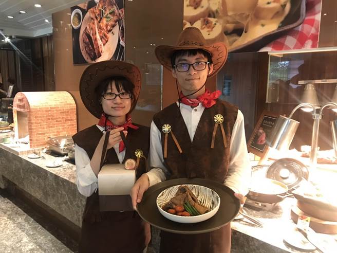 新竹老爺酒店「Le Cafe 自助餐廳」即日起推出「美食狂歡，牛仔很忙」牛肉美食季，只要4人同行，老闆就要送你吃曾獲老爺集團料理首獎的「老爺經典燉牛膝」。（陳育賢攝）