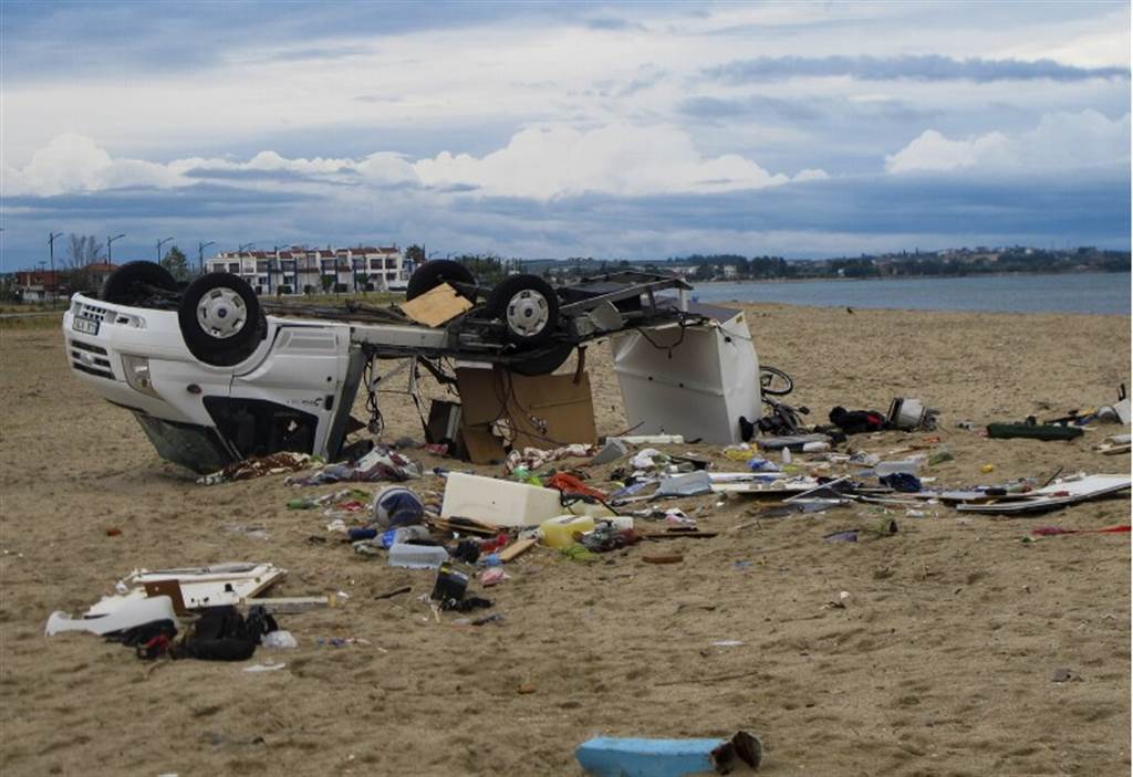 希臘暴風雨連車輛都被吹翻，有一對夫婦因此喪生。(圖/美聯社)
