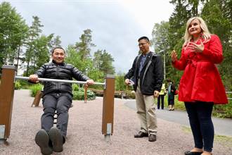 侯友宜北歐行抵芬蘭 參訪高齡公園共融式遊具