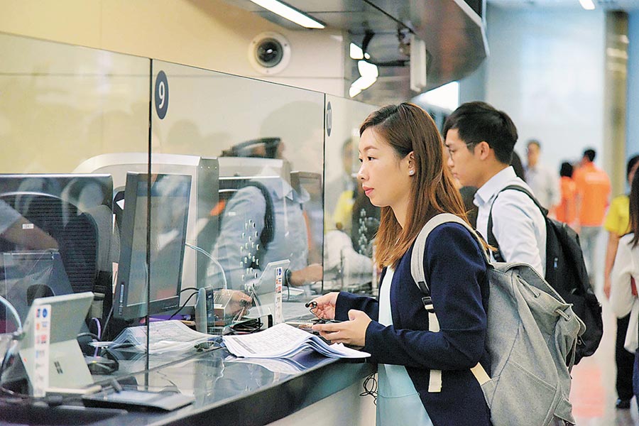 香港高鐵西九龍站，市民在售票處購買車票。（中新社資料照片）