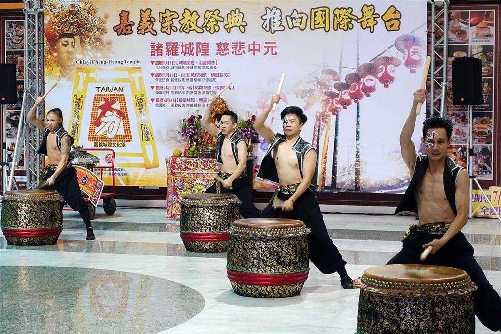 嘉邑城隍廟中元祭典邀來戊己劇團鼓陣火舞表演。（廖素慧攝）