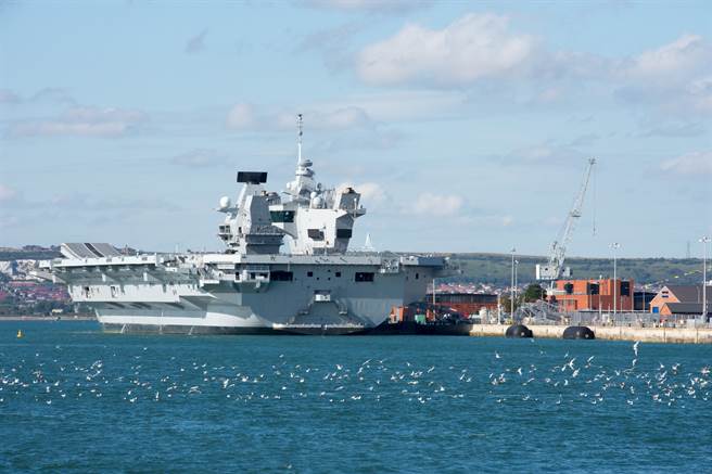 「伊莉莎白女王」号航母停靠朴茨茅斯港的资料照。（达志影像/Shutterstock）