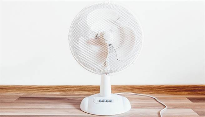 善用電風扇，其時也能達到不錯的除濕效果。（圖片來源/pixabay）