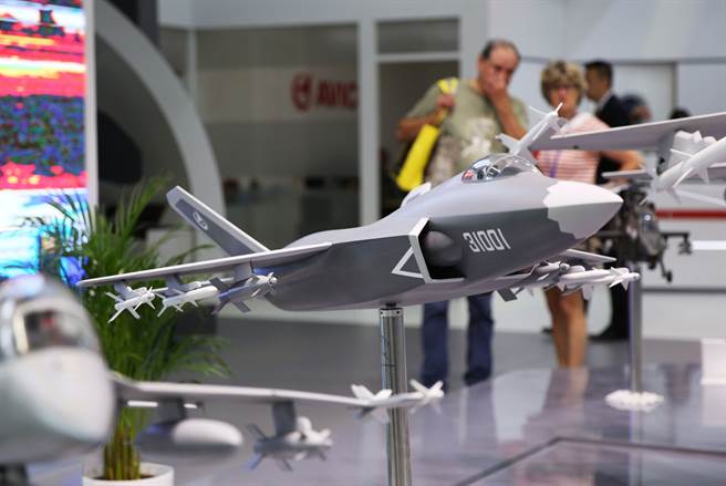 中国航空工业集团6月17日在巴黎航展上，秀出俗称歼-31的第4代多用途隐形战机FC-31「鹘鹰」模型。（新华社）