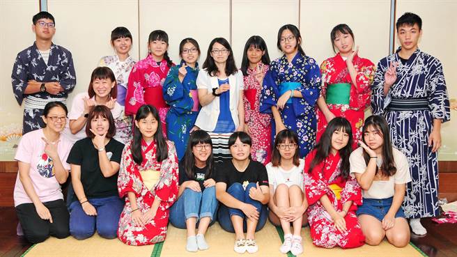 日文系藉由浴衣體驗等課程，實際瞭解日本傳統文化，學生可在營隊中，激發學習興趣，瞭解未來職涯方向。（陳世宗攝）