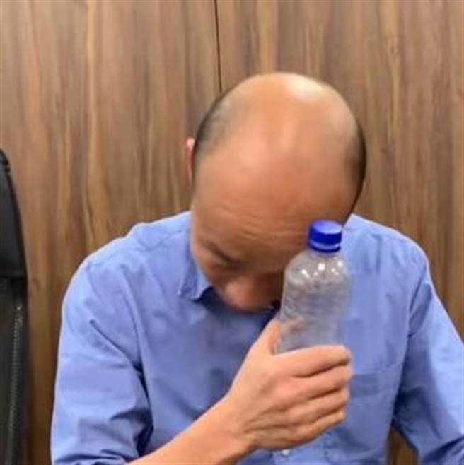 高雄市長韓國瑜剛剛也上傳了他的瓶蓋挑戰影片，韓國瑜先用額頭開瓶蓋熱身。(影片截圖)