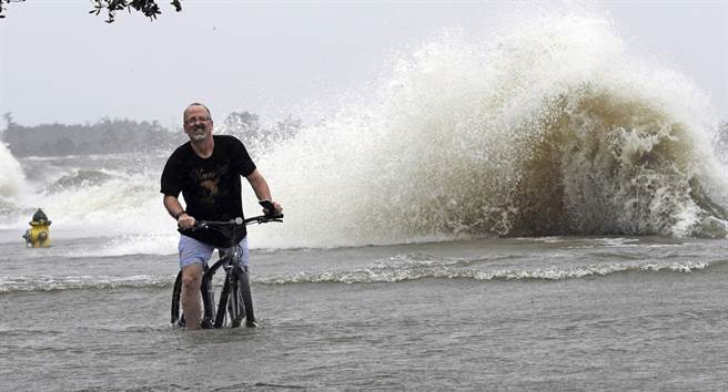 热带风暴巴瑞席卷美国墨西哥湾城市，所到之处挟带狂风暴雨，导致数千居民紧急疏散。（图／美联社）