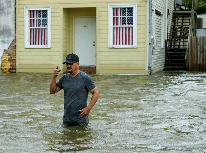 热带风暴巴瑞席卷美国墨西哥湾城市，所到之处挟带狂风暴雨，大雨排不出去，住家街道成水乡泽国。（图／美联社）