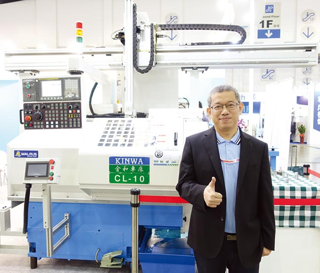 金竑精密董事長張寶峻表示，CL－10CNC車床搭配機械手，可以自動化生產，提高工作效能。圖／黃俊榮