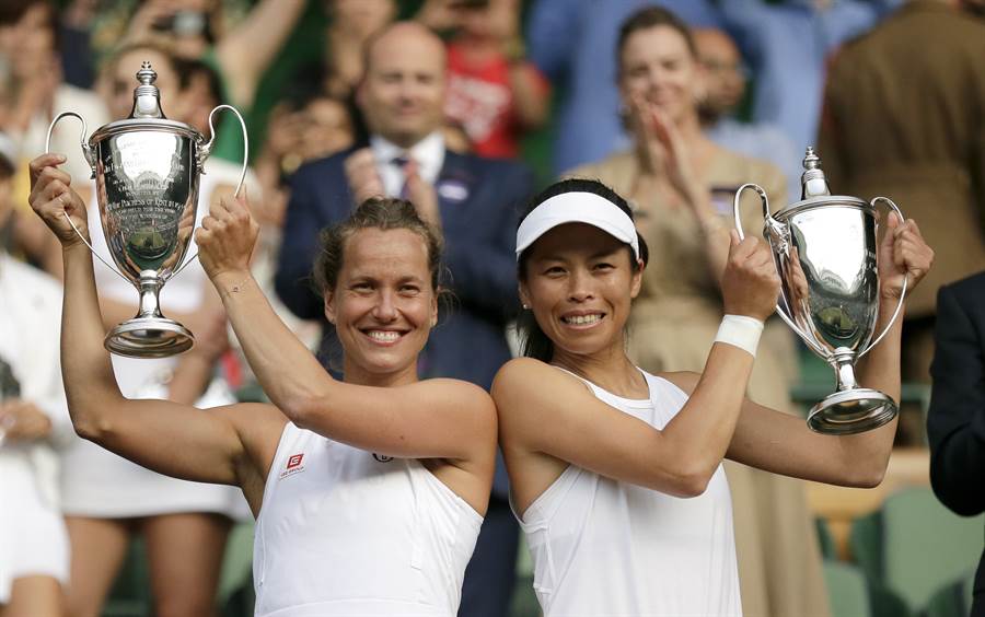 謝淑薇(右)、史崔可娃(左)在今年溫網勇奪兩人合作以來第1座四大滿貫賽女雙冠軍，惋惜最近兩站在大陸的競賽成就不太滿意。(資料照/美聯社)