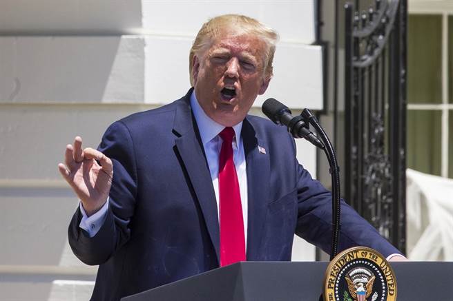 美國總統川普14日嗆4名少數族裔女議員滾回原籍國家，引起軒然大波，不過他本人並不以為意，15日繼續開砲，再嗆女議員「不爽就滾蛋」。（圖／美聯社）