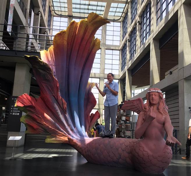 鶯歌陶博館首創的「夏日泥巴藝術季」16日開幕，其中由創作者游忠平創作的《我愛超級美人魚》為4公尺高的美人魚泥雕。（許哲瑗攝）