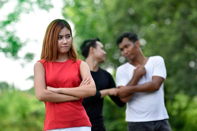 男友劈腿「愛上男人」她傻眼 倒追小三結婚復仇(示意圖/達志影像)