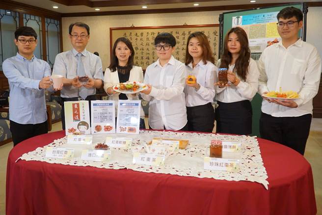 台灣原產紅棗營養成分高，大葉大學藥保系副教授葉靜華（左三），帶領學生進實驗室研究，進行機能驗證與產品開發。（謝瓊雲攝）