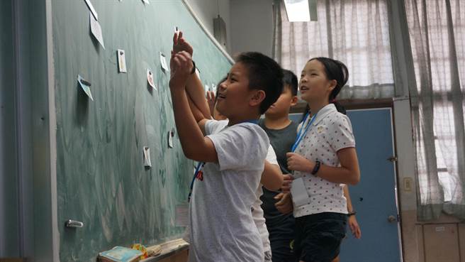 海外華裔志工教學活潑小學生克服恐懼說英語 生活 中時