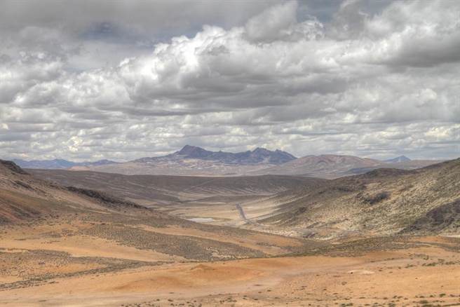 在这乾旱沙漠 当地人竟用网捕水（图／达志影像）