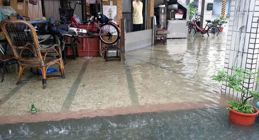 屏東豪大雨 新園時雨量84毫米 東港林邊一帶積水 - 生活 - 中時