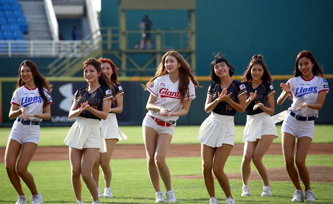 韓國啦啦隊成員與LamiGirls一起跳開場舞大秀舞技。（桃猿提供）