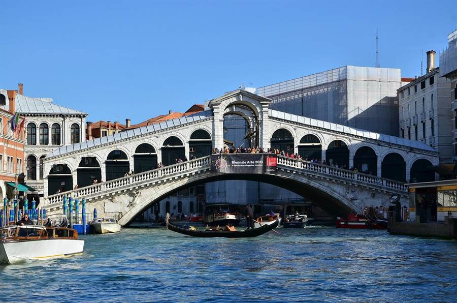 兩名德國遊客在威尼斯著名景點里奧多橋(見圖)台階上泡咖啡觸犯當地法律，不僅被警方開單重罰950歐元，還遭驅逐出威尼斯。(圖擷自pixabay)
