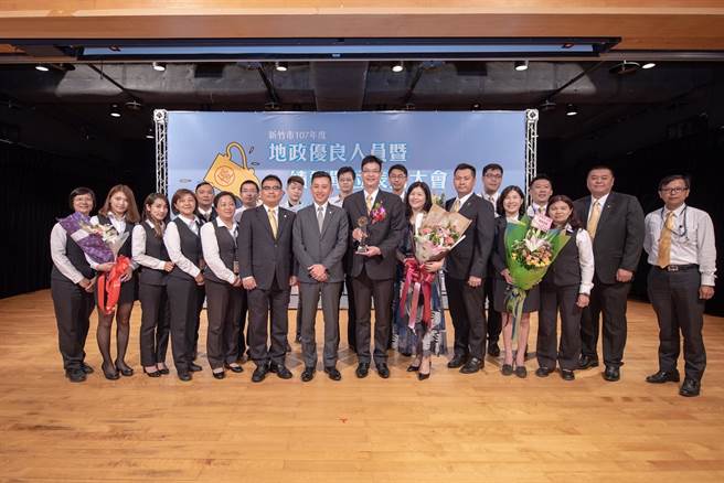 永庆不动产新竹科园加盟店在陈绍庆店东(图中)带领下，及永庆独有联卖环境和科技工具助攻下，近一年业绩衝破5000多万。