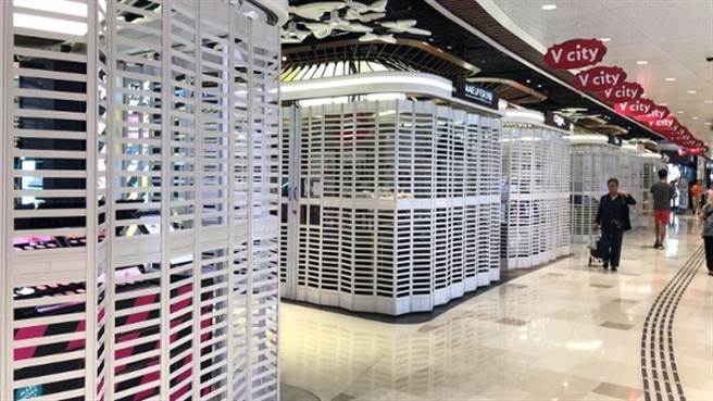 位于香港屯门的V city商场多家店舖担忧再发生白衣人与黑衣人斗殴事件遭到波及，22日中午便纷纷关上铁门提早打烊。（图／东网）