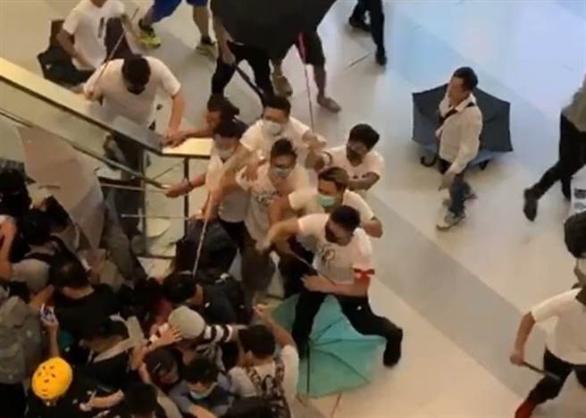 在香港地铁元朗站持棍棒、戴口罩殴打「反送中」抗议群眾的白衣人。（图／东网）
