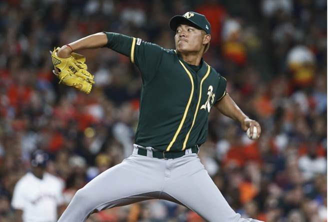 運動家左投王維中對戰太空人。（路透）